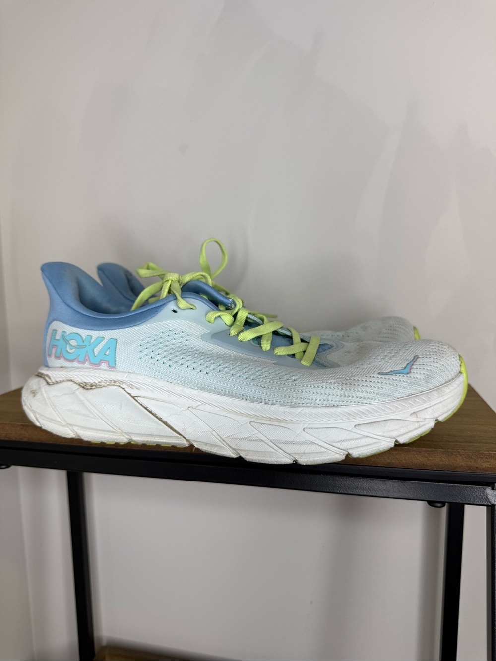 Hoka One One Arahi 7 running shoe in the Illusion/Dusk colorway